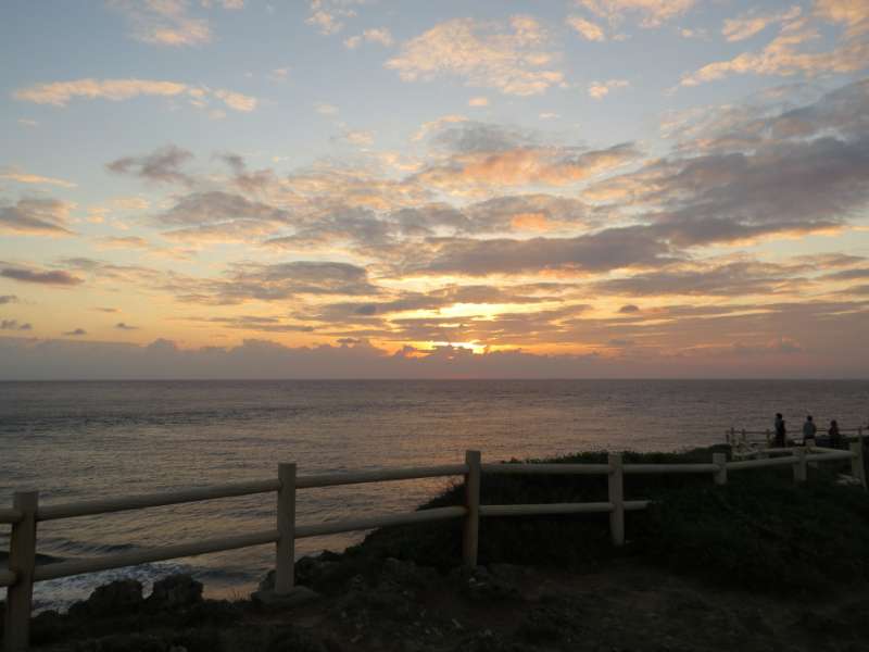 岬と夕日