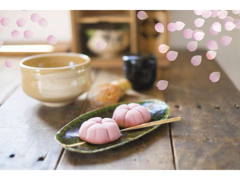 和菓子と皿と茶道具