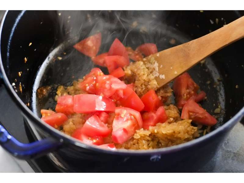 トマトとカレー粉と鍋とへら