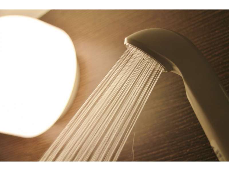 シャワーヘッドと水と照明