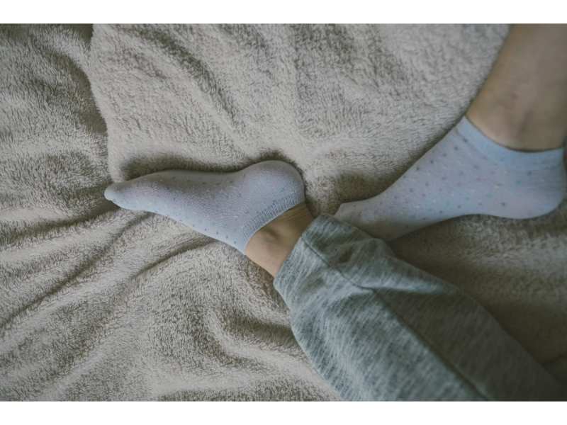 靴下と足と毛布