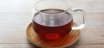 紅茶とガラスのカップと木の皿