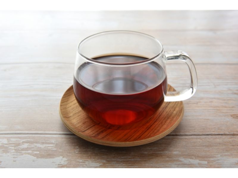 紅茶とガラスのカップと木の皿